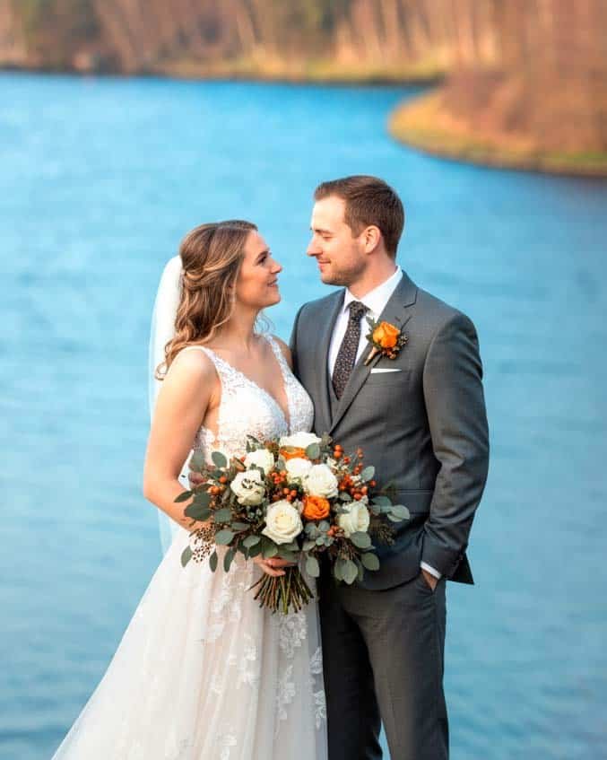 Potrettityyppinen kuva kauniista hääparista Tampereen Pyynikillä, taustalla Pyhäjärvi