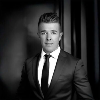 Hautajaiskuvaaja Tampereelta, Joni Pystö. Kuvaa hautajaiset, siunaustilaisuudet ja muistotilaisuudet empaattisesti ja pitkällä kokemuksella.