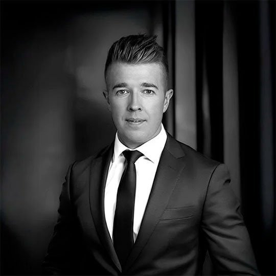 Hautajaiskuvaaja Tampereelta, Joni Pystö. Kuvaa hautajaiset, siunaustilaisuudet ja muistotilaisuudet empaattisesti ja pitkällä kokemuksella.