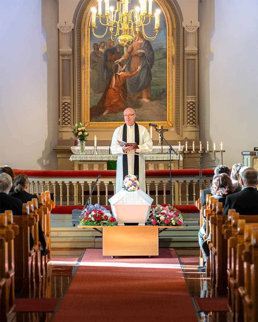 Hautajaiskuvaus Messukylän vanhassa kirkossa. Kuvan otti hautajaiskuvaaja Joni Pystö