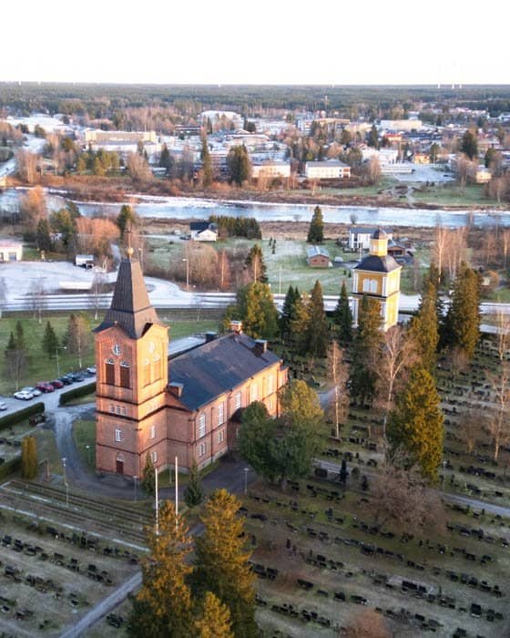 Kalajoen kirkko ilmakuvassa. Kuvan otti hautajaiskuvaaja Joni Pystö, Kalajoki.