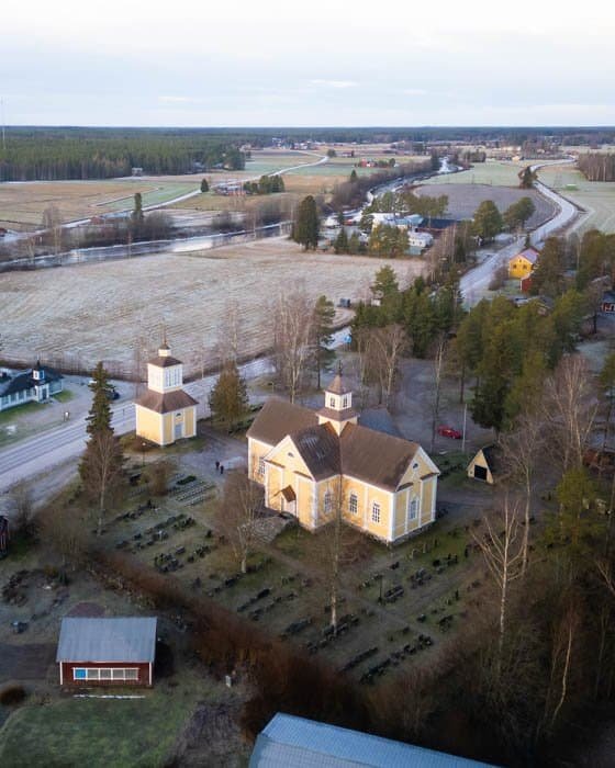 Raution kirkko ilmakuvassa. Kuvan otti hautajaiskuvaaja Joni Pystö, Kalajoki.