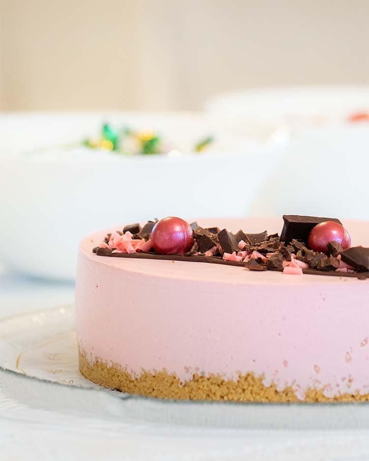 Kaunis kakku pitopalvelun tekemänä muistotilaisuudessa